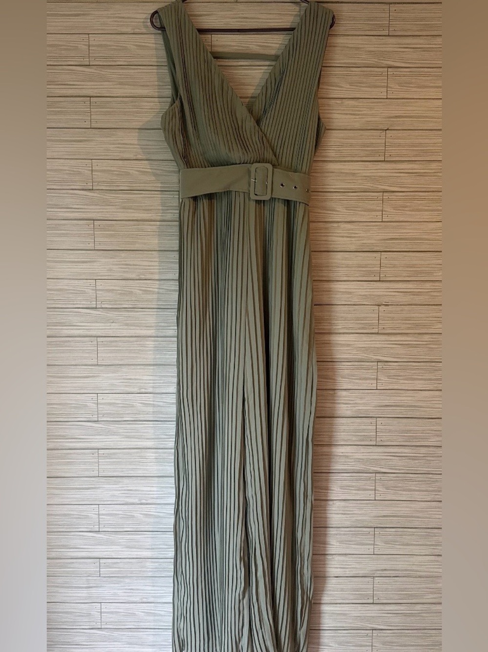 Sleeveless Green Pleated Jumpsuit with Belted Waist